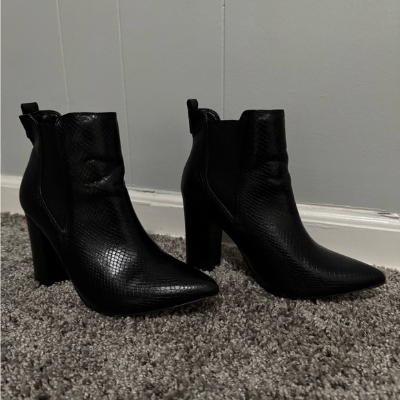 Black boots - Picture 3 of 4